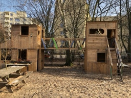 spielhaus mit bruecke